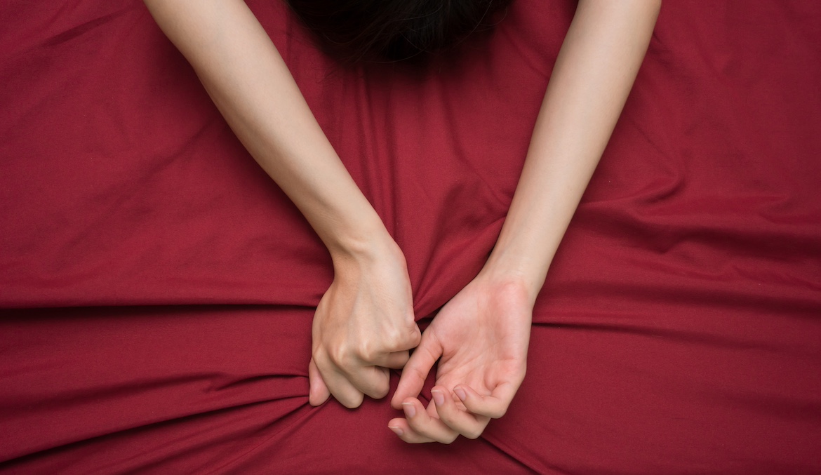 Featured image for What Is ‘Outerplay’? 10 Non-Penetrative Sex Ideas To Try for Powerful Orgasms