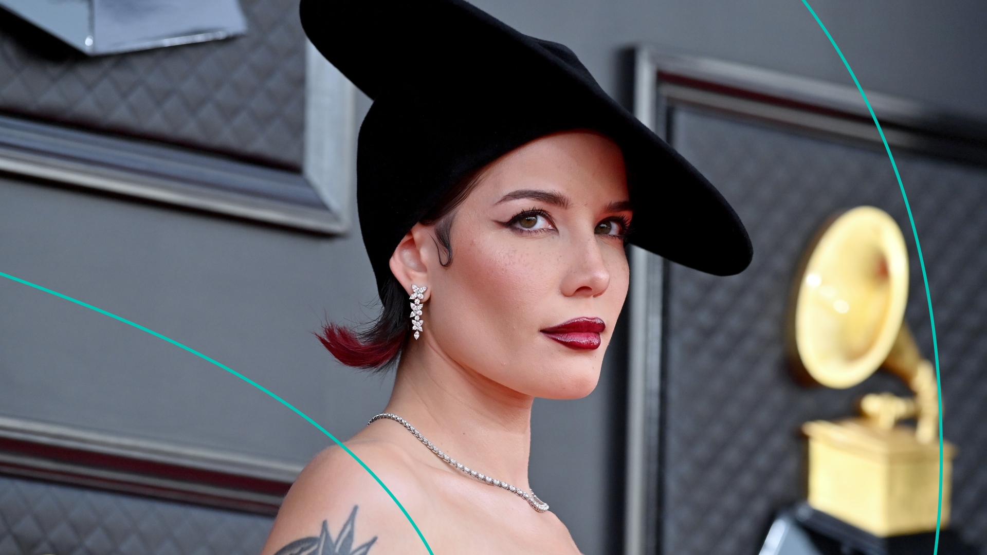Halsey posing at Grammys