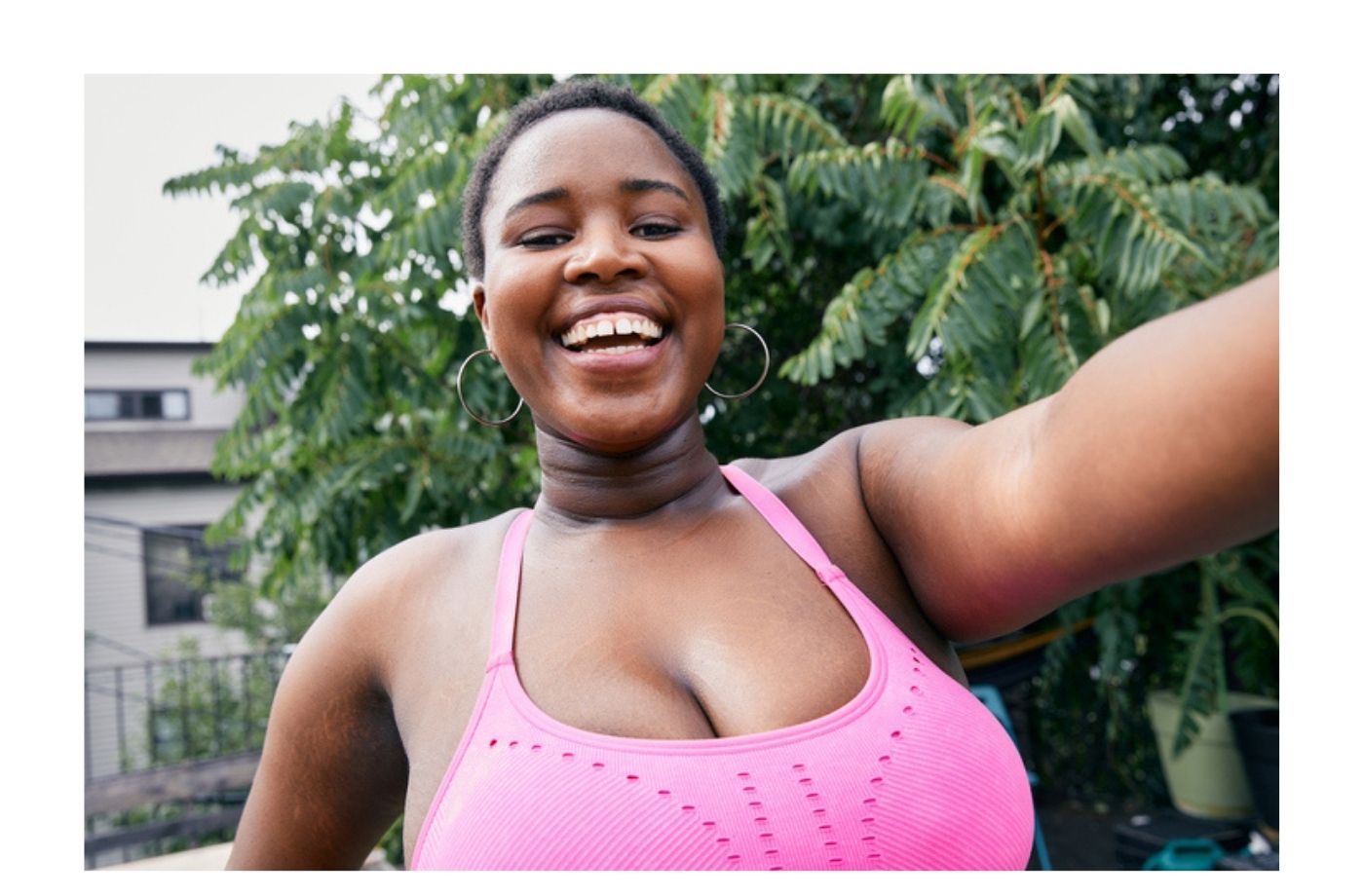 Featured image for Here's How Sports Bras Can Cause Neck Pain, Especially If You Have a Large Chest